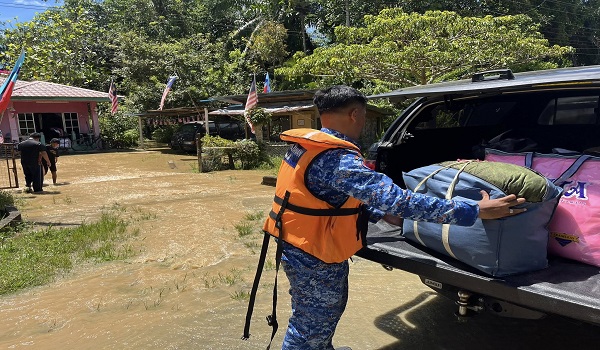 APM Beaufort bergerak ke Kampung Suasa bagi mengambil penduduk terjejas banjir untuk dihantar ke Pusat Pemindahan Kekal (PPK) Selagon, di sini/Foto APM Beaufort